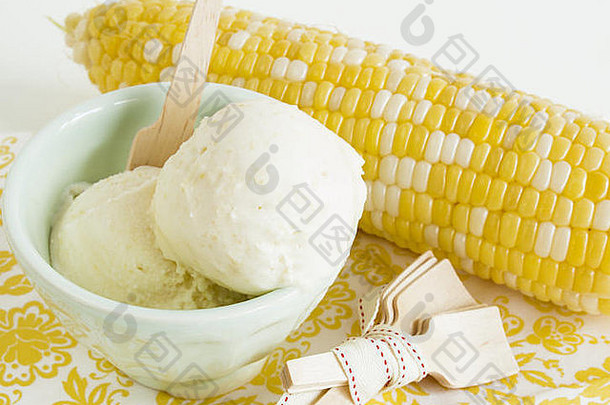美食奥拉西甜蜜的玉米意式冰激凌白色背景