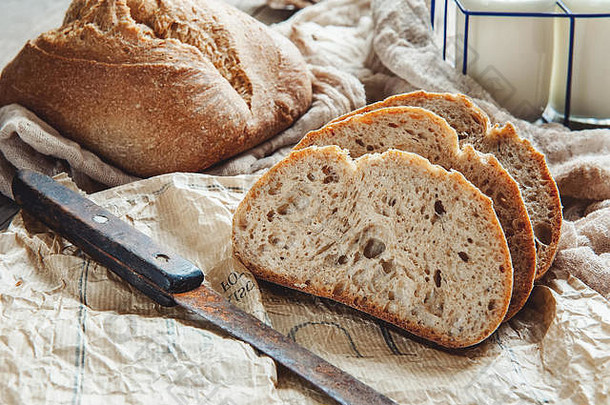 美丽的面包酵母面包白色小麦板亚麻边缘自制的糕点