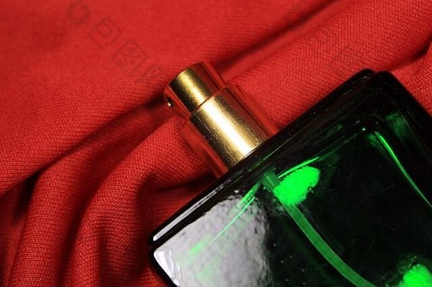 绿色颜色香水瓶女配件孤立的红色的背景