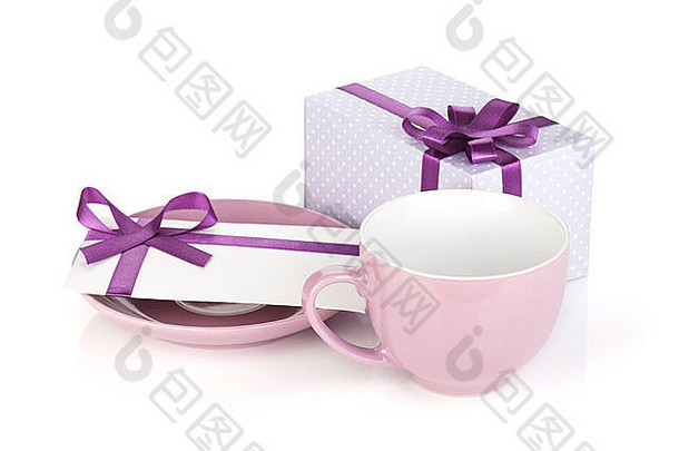 紫罗兰色的咖啡杯礼物盒子爱信弓孤立的白色背景