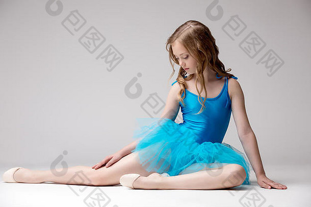 不错的芭蕾舞女演员穿着蓝色的图图