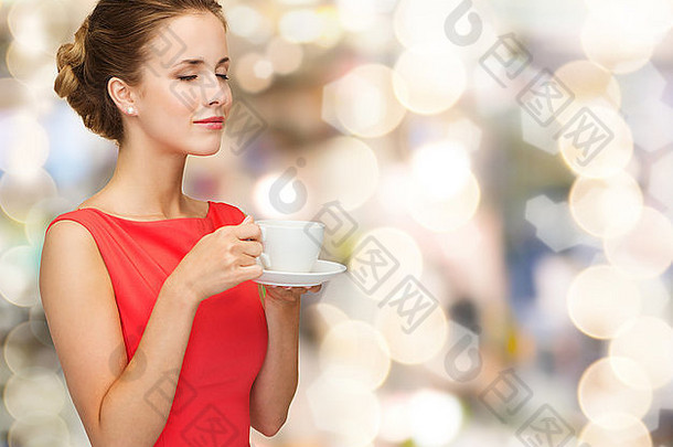 微笑女人红色的衣服杯咖啡