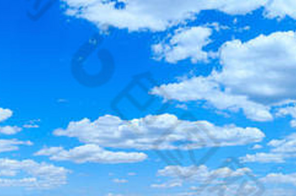 白色毛茸茸的云蓝色的Azure天空全景夏天好天气背景