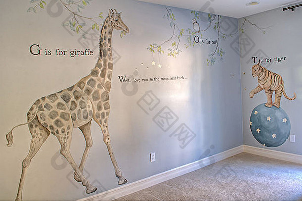 托儿所孩子的室内房间装饰丛林主题软颜色家具人房间