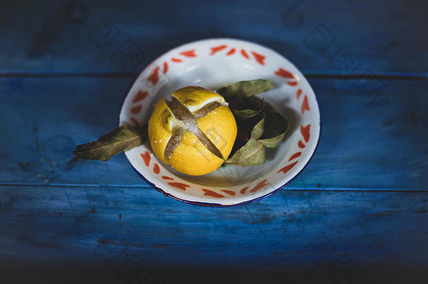 摩洛哥保存咸柠檬蓝色的木表格浅深度场软装饰图案