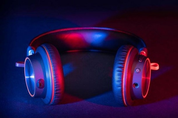 一对通用的耳机使刷金属皮革头巾基斯红色的蓝色的闪光凝胶