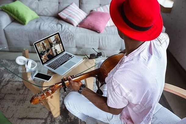 非裔美国人音乐家玩吉他在线音乐会首页孤立的隔离相机移动PC流媒体记录课程概念艺术支持音乐爱好教育