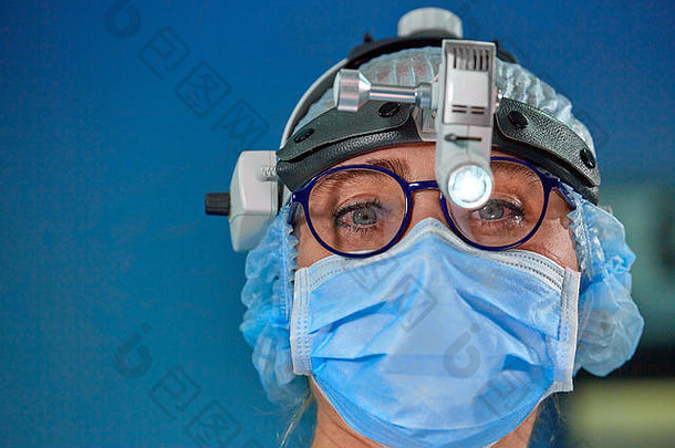 关闭肖像女外科医生医生穿保护面具他操作医疗保健医疗教育手术概念