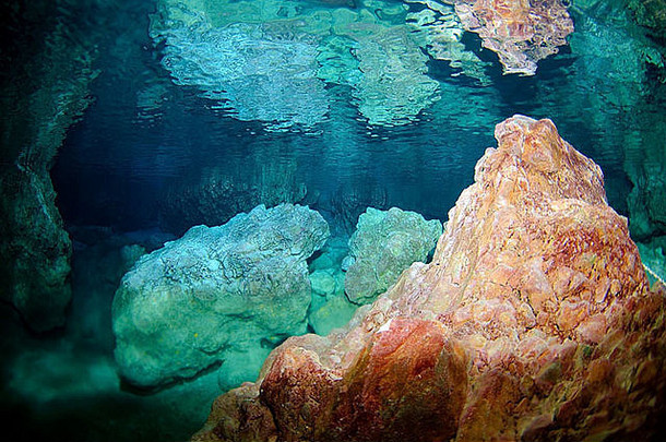 密度跃层混合新鲜的咸水水下洞穴地中海海卡什火鸡