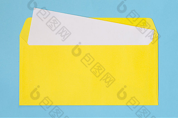 开放黄色的信封空白纸蓝色的背景