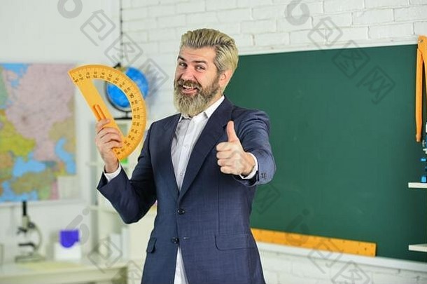 现代教学方法理论交际技能好运气现代老师教训研究教育现代学校知识一天英俊的有胡子的男人。教室黑板