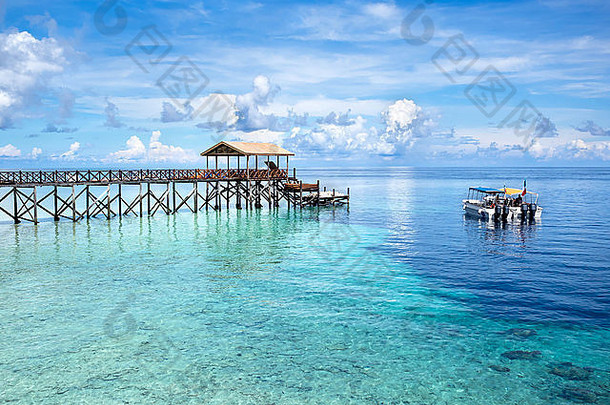 船潜水网站海岸世界著名的岛Sipadan岛上午东马来西亚