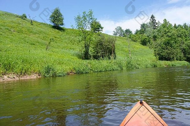 夏天假期水皮划艇安静的河