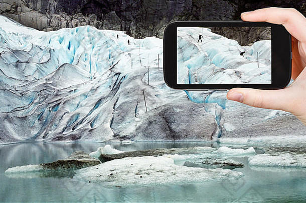 旅行概念旅游采取照片人布里克斯达尔冰川挪威移动小工具
