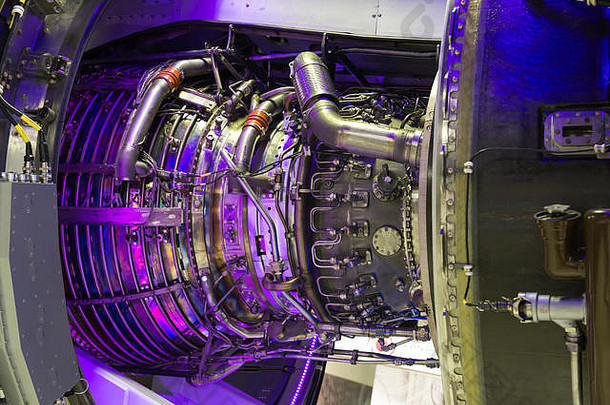飞机<strong>涡轮引擎</strong>机制特写镜头紫罗兰色的照明