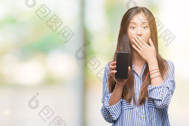 年轻的亚洲女人显示空白屏幕智能手机孤立的背景封面口手震惊了羞愧错误表达式恐惧