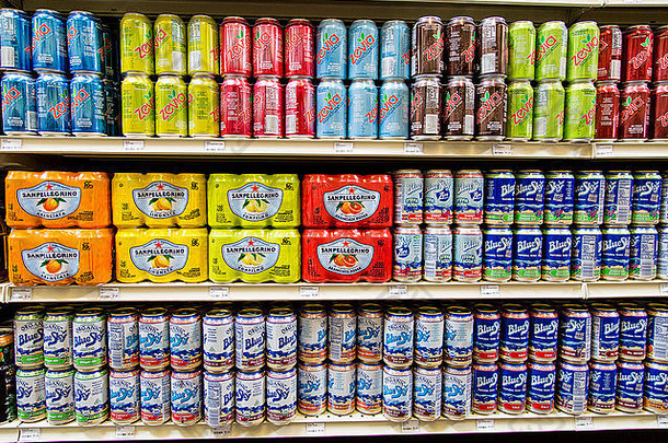 罐健康的苏打水坐货架上自然食物商店