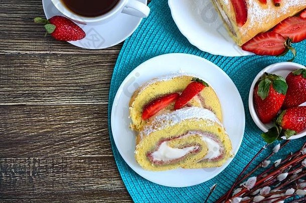 甜蜜的饼干卷草莓奶油新鲜的浆果茶木背景前视图