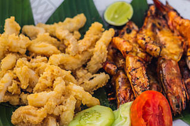 炸海鲜午餐Jimbaran湾巴厘岛横幅长格式