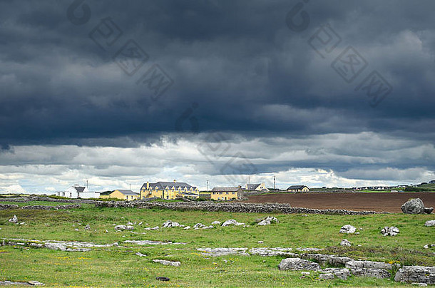 黑色的云狂风暴雨的天空小小镇县克莱尔东部爱尔兰