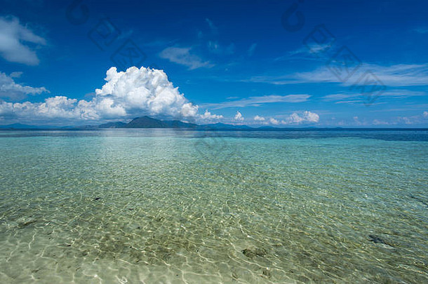 美丽的海滩视图清晰的水蓝色的天空sibuan岛celebes海附近sipidan岛做sakaran海洋公园