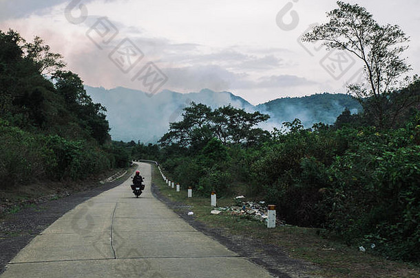 冒险旅行者摩托车越南