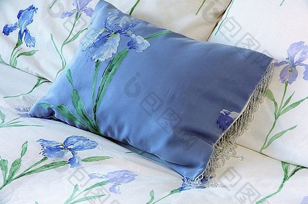 关闭蓝色的丝绸缓冲床上蓝色的虹膜主题床用织物