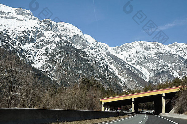 山高速公路美丽的奥地利阿尔卑斯山脉