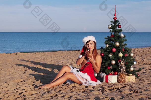 一年圣诞节树海滩度假胜地海女孩