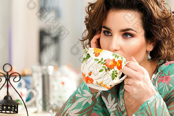 可爱的女人喝茶图片拍摄