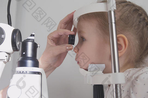 孩子眼科学验光师检查孩子的愿景