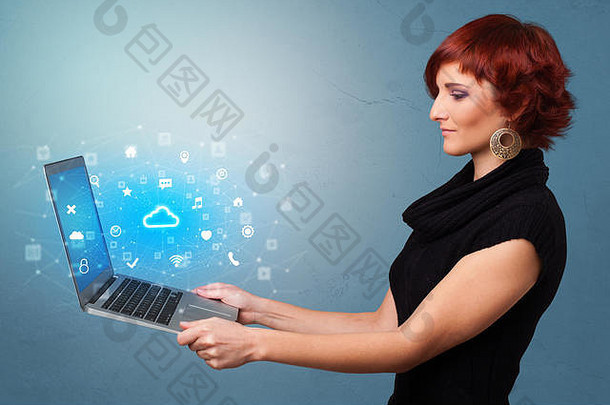 女人持有移动PC预测通知符号信息基于云技术系统