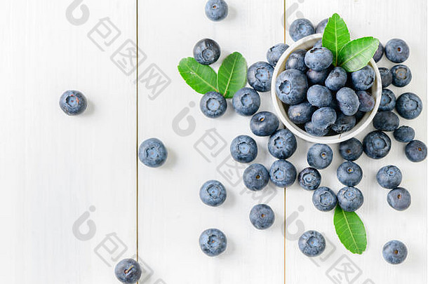 新鲜的蓝莓水果叶白色玻璃白色木背景前视图复制空间健康的褶饰概念