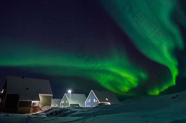 北极村绿色波北部灯因纽特人房子郊区努克格陵兰岛
