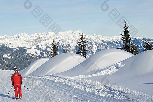 滑雪者迈尔霍芬滑雪度假胜地山坡上齐勒河谷谷奥地利提洛尔奥地利