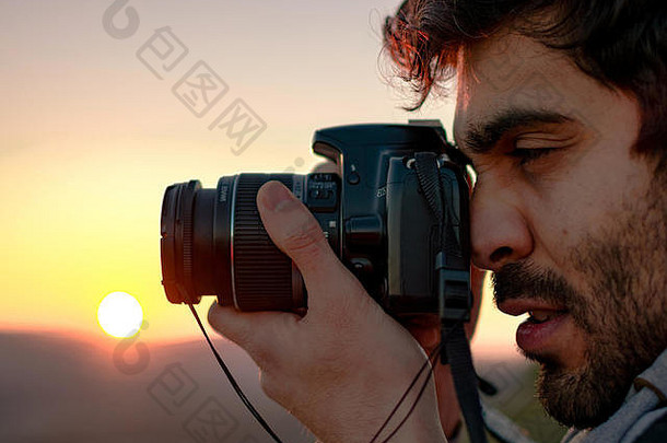 肖像男人。采取照片相机反射日落冬天户外活动西班牙语拉丁摄影师山前西班牙
