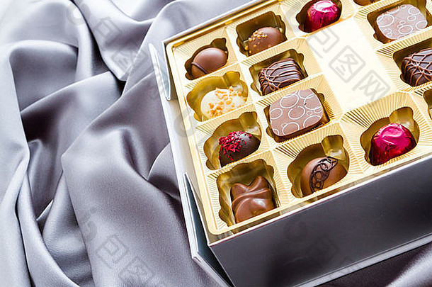 礼物盒子各种各样的美食巧克力松露银丝绸