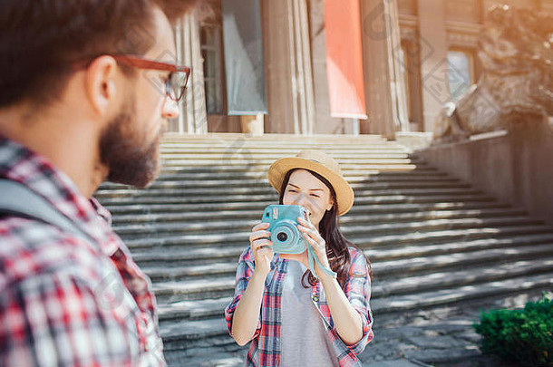 不错的美女年轻的女旅游站步骤持有蓝色的相机需要图片的男朋友年轻的