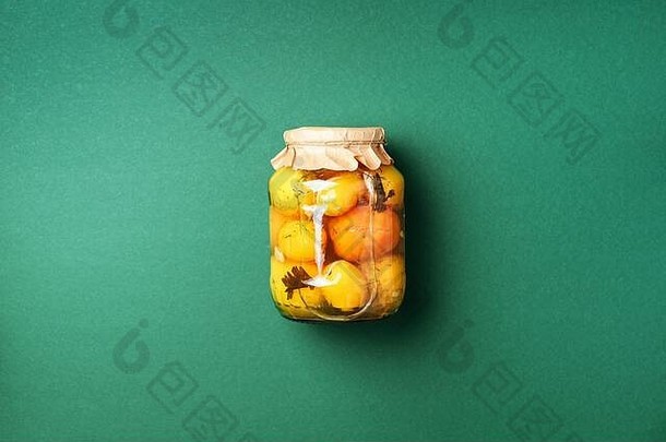 腌西红柿Jar绿色背景前视图平躺复制空间罐头保存蔬菜成分蔬菜保存健康的发酵食物概念