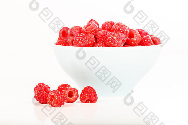 新鲜的红色的树莓碗