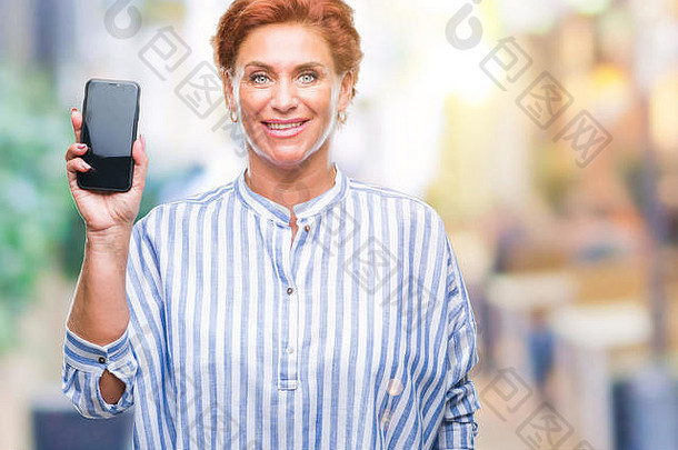 吸引外商高级高加索人红色头发的人女人显示智能手机屏幕孤立的背景快乐脸站微笑自信
