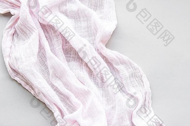 粉红色的围巾折叠白色背景平躺