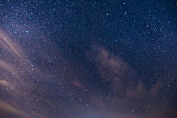 真正的晚上天空星星色彩斑斓的布满星星的天空云背景背景