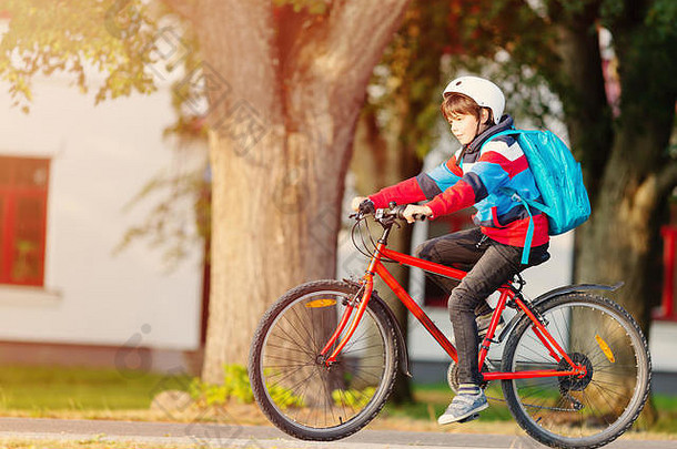 孩子背包骑自行车公园学校