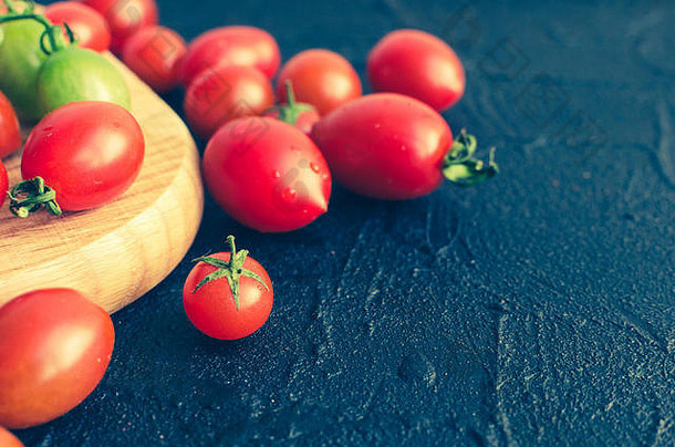 色彩斑斓的西红柿木董事会黑暗石头表格类型新鲜的有机番茄黑色的混凝土背景农场健康的伊蒂