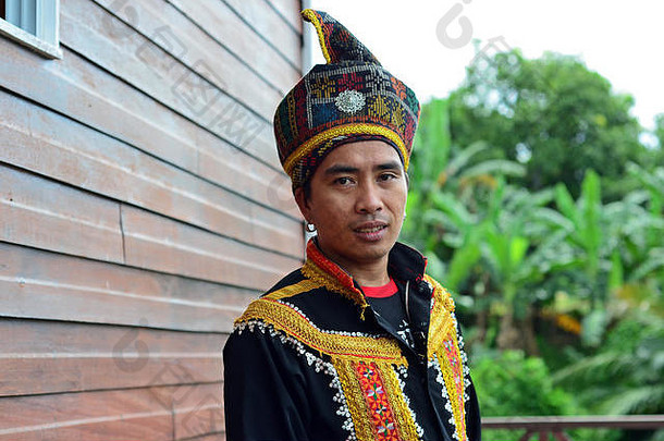 肖像马来西亚本地的男人。上午婆罗洲传统的服装