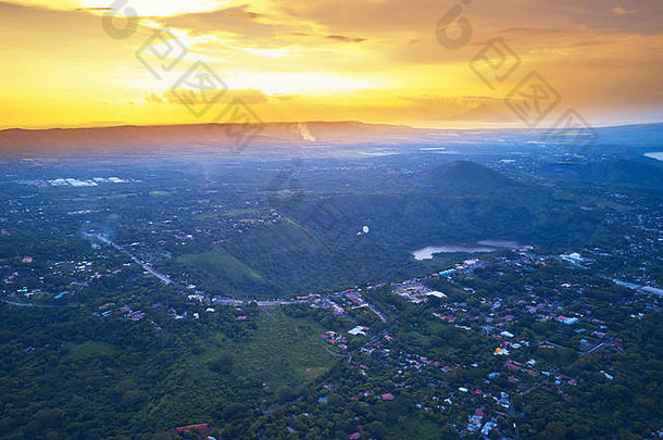 景观尼加拉瓜国家空中视图色彩斑斓的橙色日落中央美国小镇