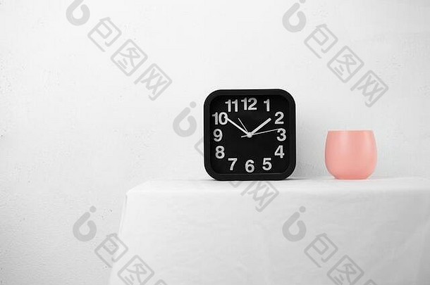 黑色的白色现代时钟下午时间陶瓷粉红色的杯织物表格布室内背景