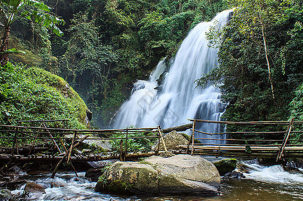 美丽的瀑布北部泰国