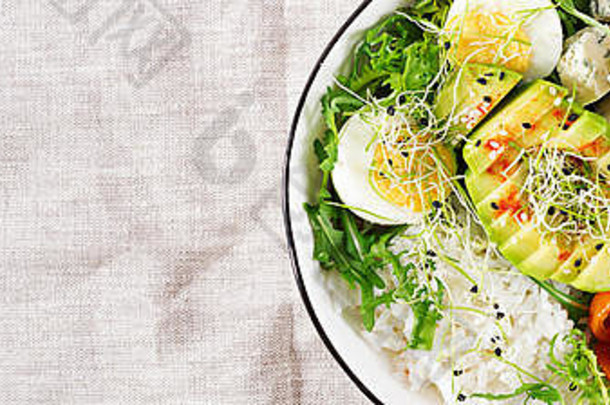 健康的绿色素食者佛碗午餐鸡蛋大米番茄鳄梨蓝色的奶酪表格趋势厨房前视图横幅